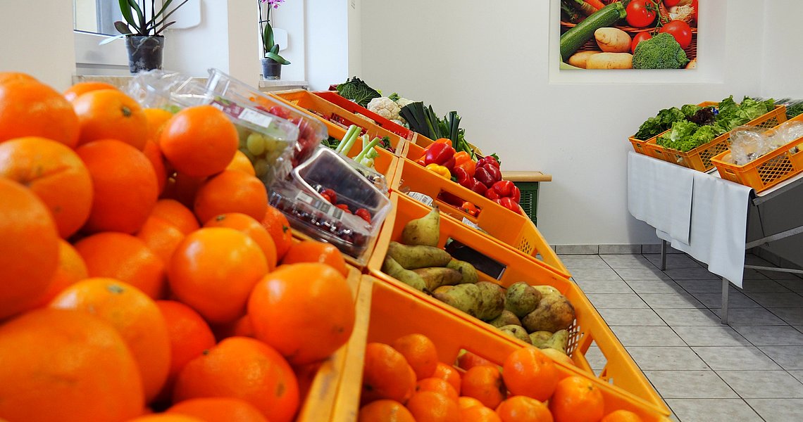 Obst und Gemüse liegt sortiert in Kisten, um es an Tafel-Kunden zu verteilen.