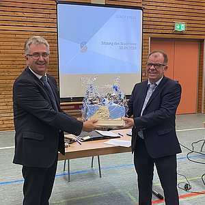 Gerhard Seifert und Kurt Krömer mit Geschenkkorb