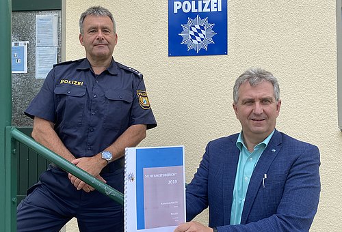 Der Dienststellenleiter der Polizeiinspektion Stein zusammen mit Ersten Bürgermeister Kurt Krömer
