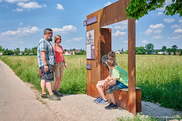 Stele "Grausame Schicksale" mit Audio-Kurbel Stele "Grausame Schicksale" mit Audio-Kurbel