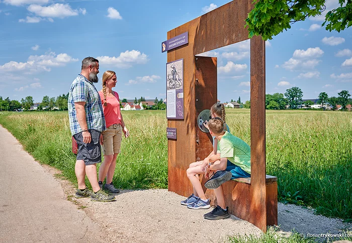 Stele "Grausame Schicksale" mit Audio-Kurbel