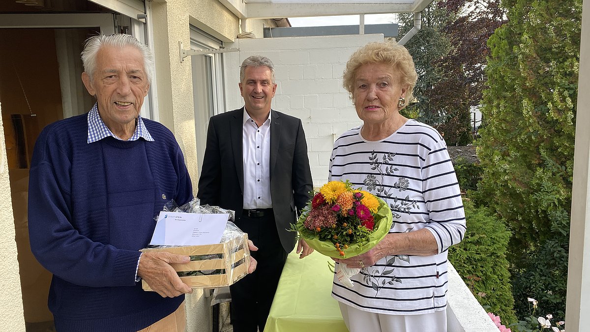 Egon und Helena Alexowsky mit Bürgermeister Kurt Krömer auf dem Balkon