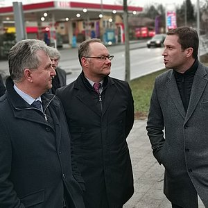 Erster Bürgermeister Kurt Krömer im Gespräch mit Landrad Matthias Dießl und dem Vorstand des Kommunalbetrieb Klaus Heinrich