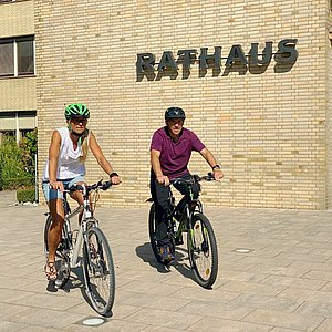 Fahrradfahrer vor dem Steiner Rathaus