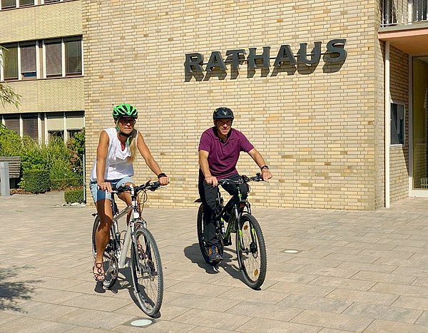 Fahrradfahrer vor dem Steiner Rathaus