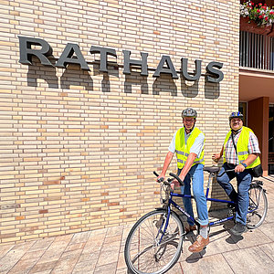 Stadtbauamtsleiter Wolfgang Schaffrien und Jugendreferent Ulli Bauer fuhren per Tandem mit.