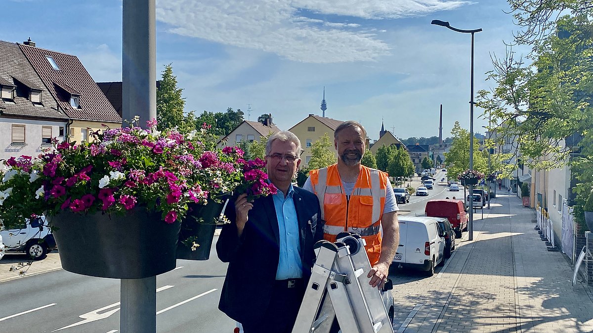 Blumenampeln an einer Straße