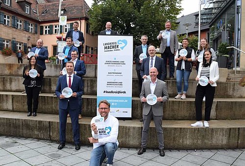 Verschieden Bürgermeister aus dem Landkreis Fürth neben eine Plakat zum Thema Landkreismacher