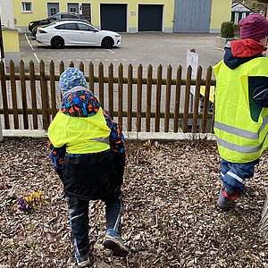 Kinder sammeln Müll ein