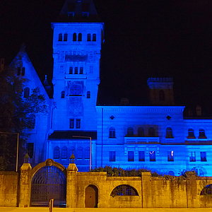 Das Schloss Faber-Castell erstrahlt in blau