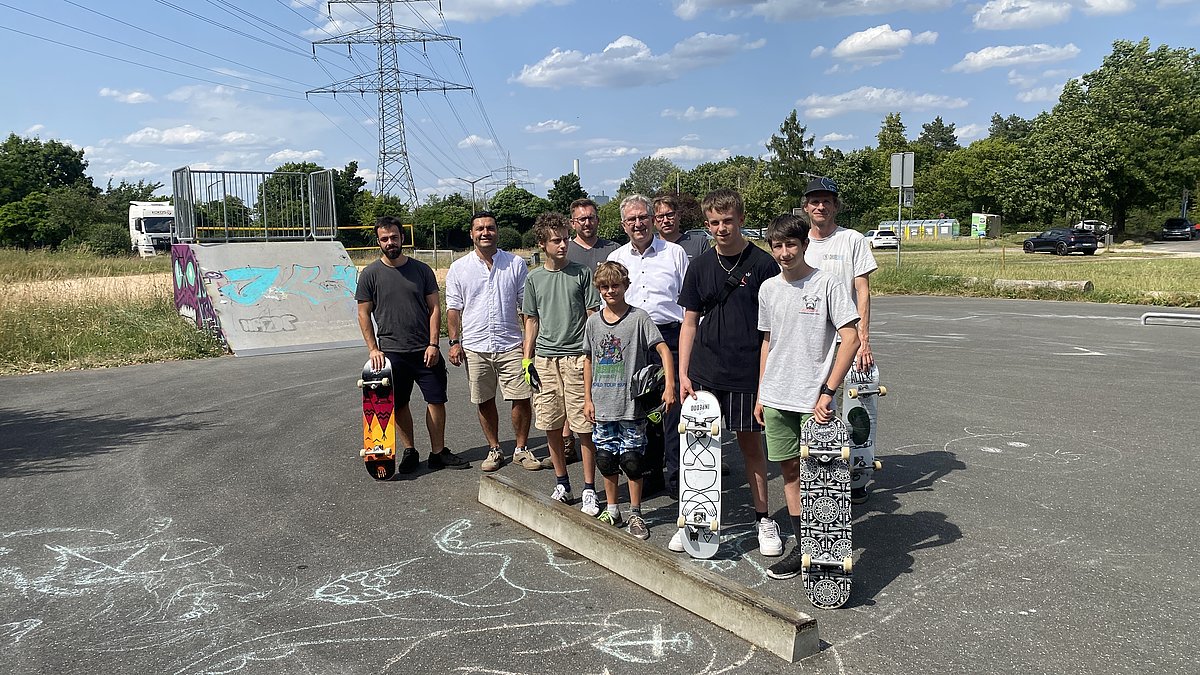 Menschen stehen auf einer Skateboardanlage Menschen stehen auf einer Skateboardanlage