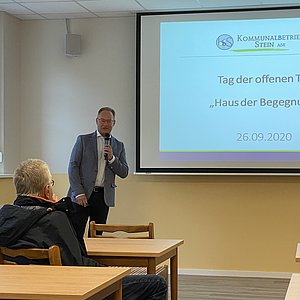 Klaus Heinrich, Vorstand des Kommunalbetrieb Stein erläutert die Sanierungssarbeiten