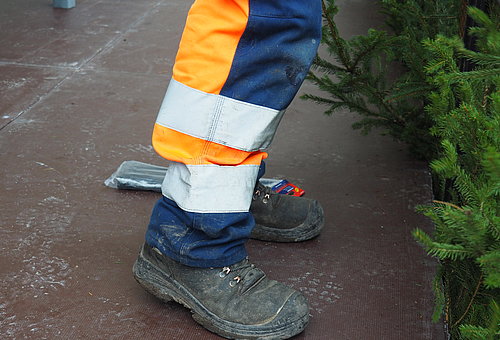 Ein Mitarbeiter des städtischen Bauhofs in nachhaltiger Arbeitskleidung.