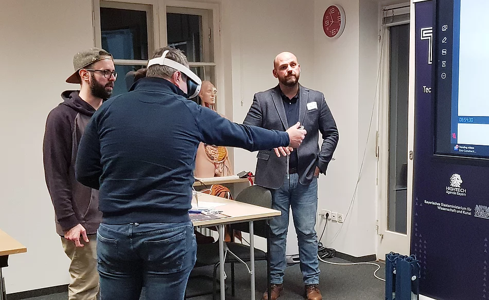 Die Teilnehmer testeten die VR-Brillen am TTZ.