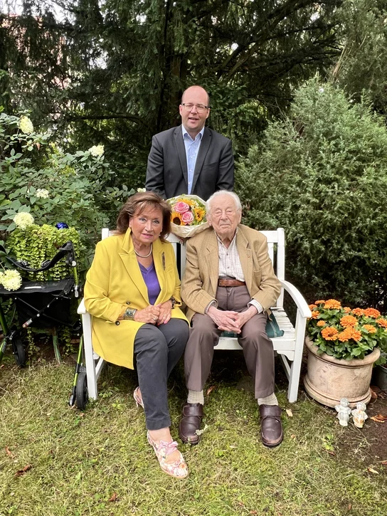 Ursula und Hans-Helmut Rösler in ihrem Garten in Oberbüchlein. Es gratuliert Zweiter Bürgermeister Bertram Höfer. Foto: Stadt Stein