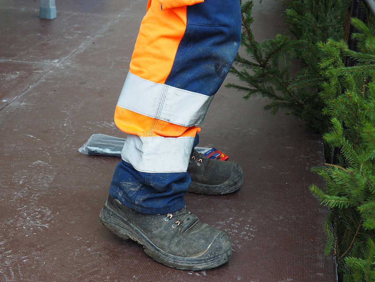 Ein Mitarbeiter des städtischen Bauhofs in nachhaltiger Arbeitskleidung.