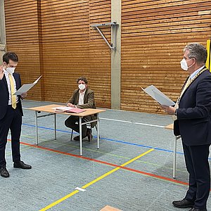 Erster Bürgermeister Kurt Krömer vereidigt Simon Ohnhäuser