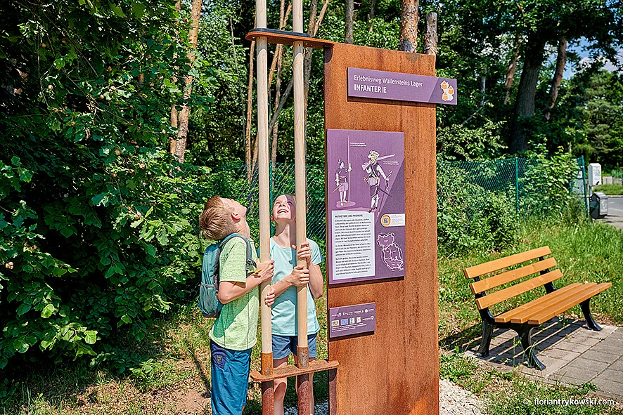 An der Stele "Infanterie" werden die Piken angehoben.