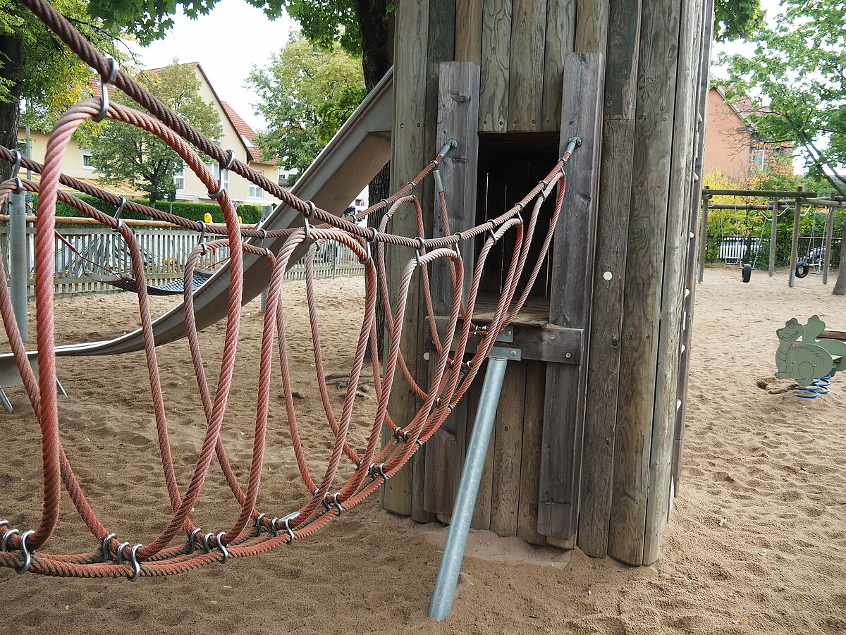 Spielgerät auf dem Gelände des städtischen Kinderhortes Spielgerät auf dem Gelände des städtischen Kinderhortes