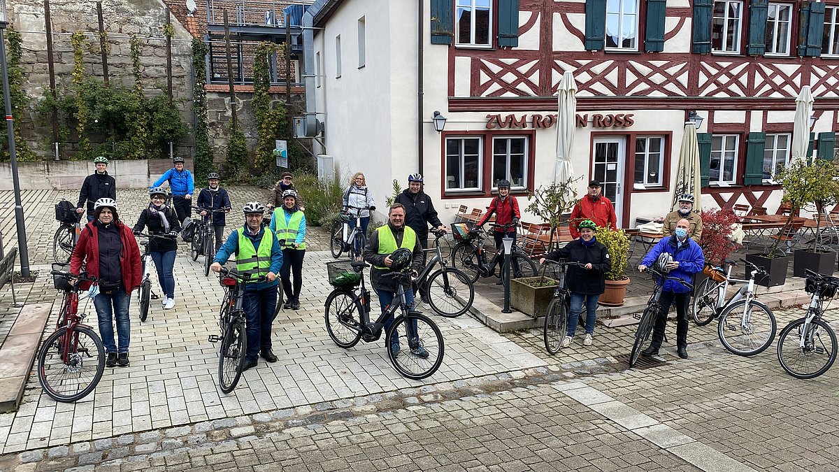 Die Radgruppe vor einem Gebäude in Großhabersdorf