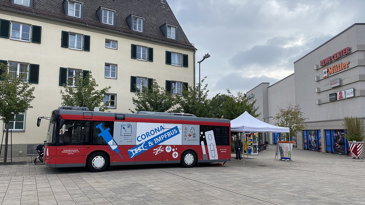 Impfbus steht vor Einkaufszentrum