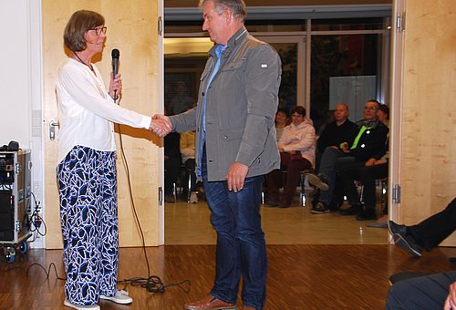 Die Wette zwischen der Fairtrade-Steuerungsgruppe mit Sprecherin Angelika Dittmann und dem Ersten Bürgermeister Kurt Krömer gilt
