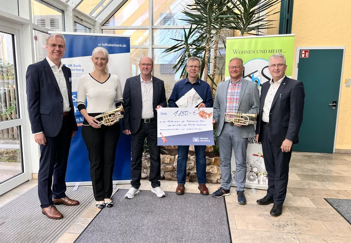 Stefan Walz und Jana Tlamicha (beide VR-Bank Nürnberg), Erwin Kohlbeck, Thomas Kellermann, Klaus Heinrich sowie Erster Bürgermeister Kurt Krömer. Foto: Stadt Stein