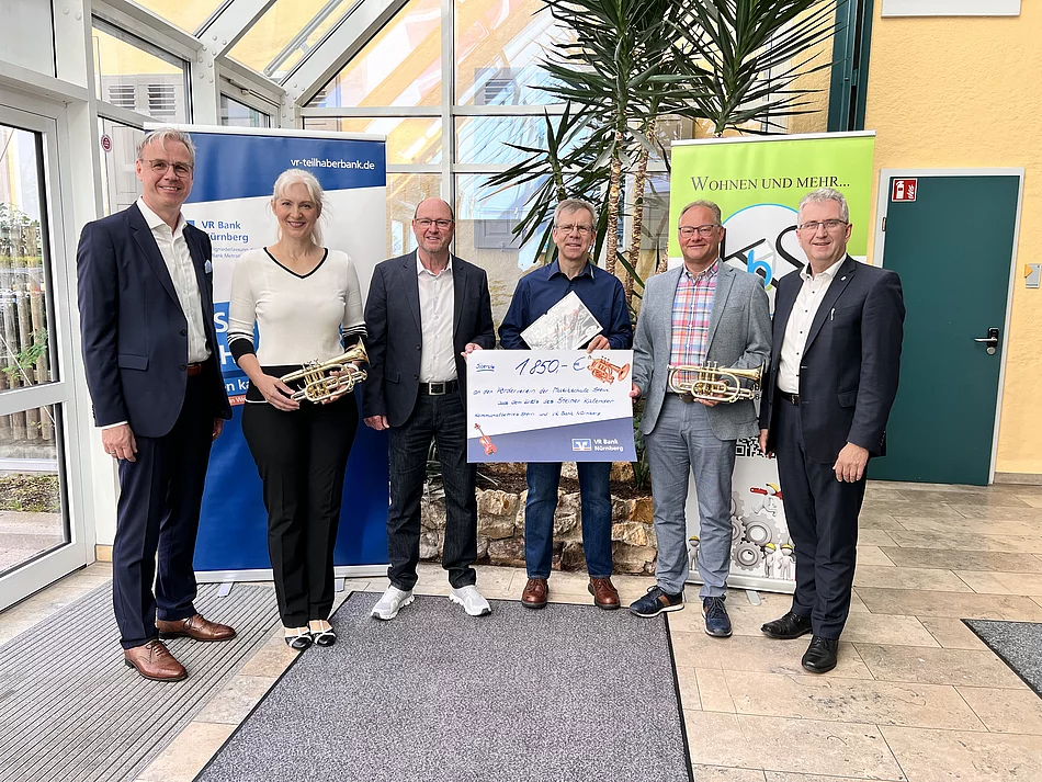 Stefan Walz und Jana Tlamicha (beide VR-Bank Nürnberg), Erwin Kohlbeck, Thomas Kellermann, Klaus Heinrich sowie Erster Bürgermeister Kurt Krömer. Foto: Stadt Stein