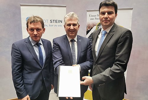 Prof. Markus Brautsch übergibt das Energiekonzept an Bürgermeister Kurt Krömer und Stadtwerksleiter René Lukas 