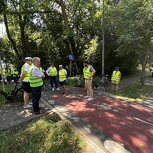 Erster Bürgermeister Kurt Krömer (vorne links) erläutert eine Maßnahme der Stadt, um den Radverkehr noch sicherer zu machen.