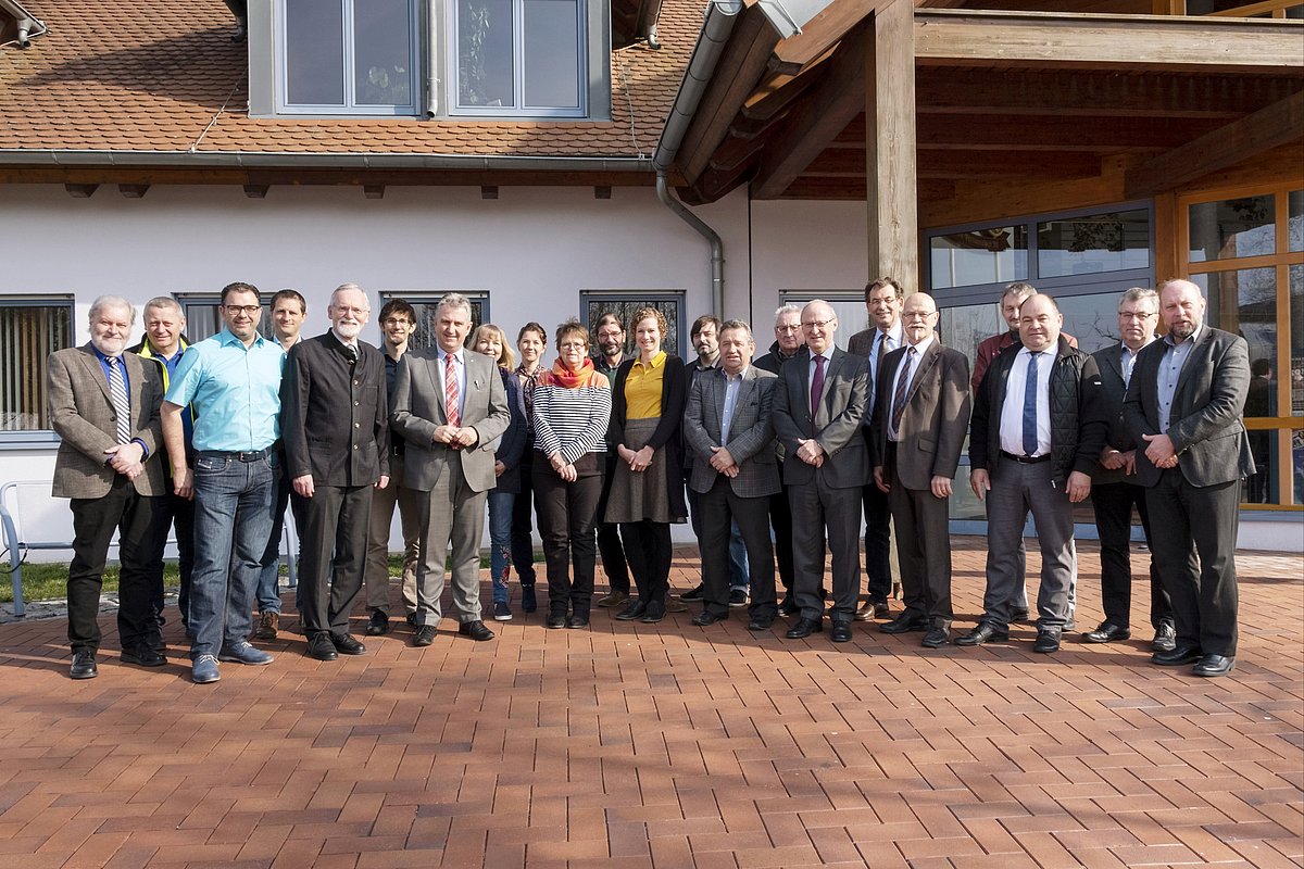Gruppenbild mit Vertretern der Gemeinde Obermichelbach