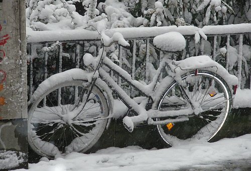 Fahrrad steht im Schnee