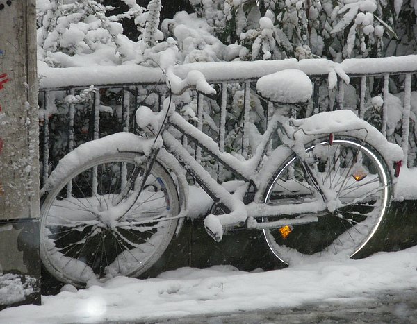 Fahrrad steht im Schnee