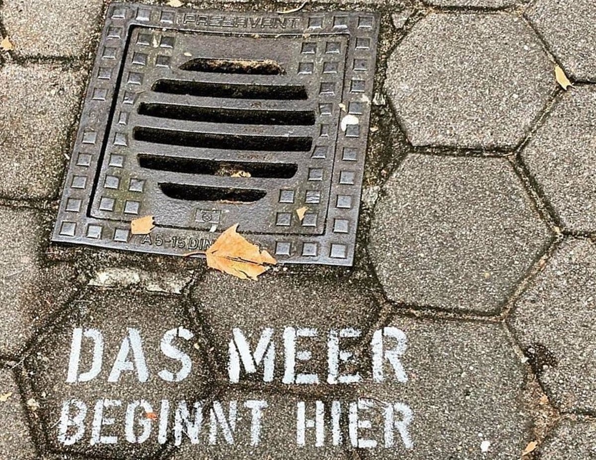 Gully neben einem Schriftzug Gully neben einem Schriftzug