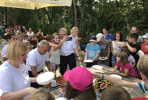 Traditionelles Pizza-Essen aller Gastkinder mit Erstem Bürgermeister Kurt Krömer im "Steiner Gärdla". 