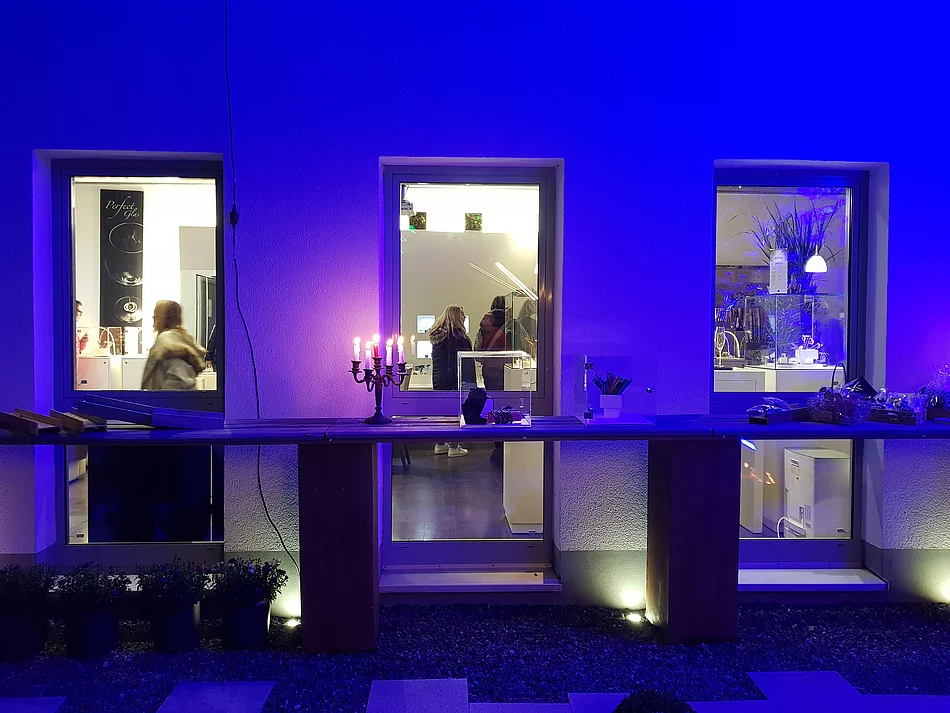 Bei der Langen Nacht der Kultur sind die Geschäfte blau beleuchtet