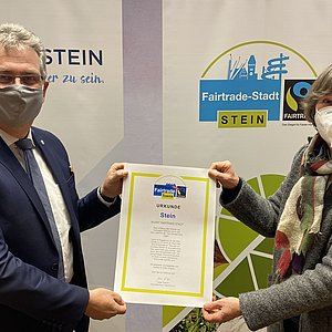 Kurt Krömer und Angelika Dittmann mit Fairtrade-Urkunde