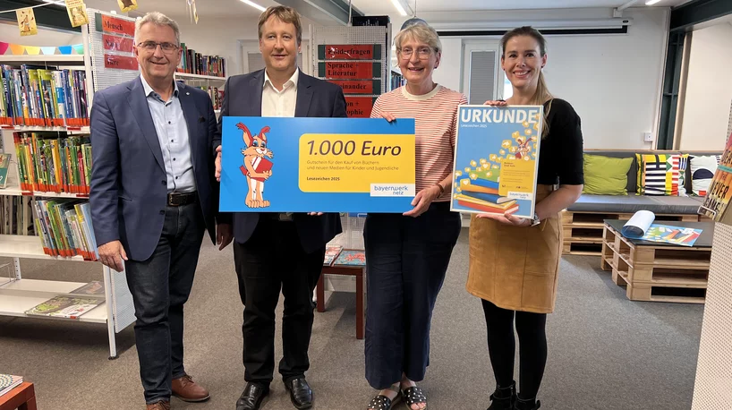 Übergabe des Preises in der Stadtbücherei Stein (v.l.n.r.): Erster Bürgermeister Kurt Krömer, Ralf Schwarz (Bayernwerk), Büchereileiterin Andrea Trommer und Kulturamtsleiterin Kathrin Kallert.