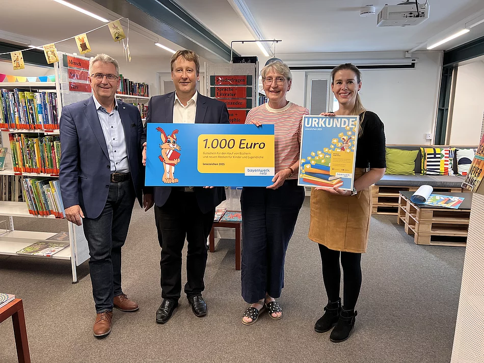 Übergabe des Preises in der Stadtbücherei Stein (v.l.n.r.): Erster Bürgermeister Kurt Krömer, Ralf Schwarz (Bayernwerk), Büchereileiterin Andrea Trommer und Kulturamtsleiterin Kathrin Kallert.