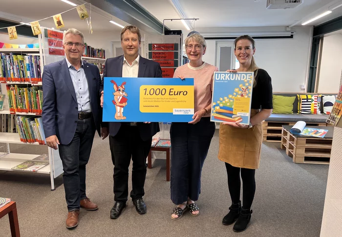 Übergabe des Preises in der Stadtbücherei Stein (v.l.n.r.): Erster Bürgermeister Kurt Krömer, Ralf Schwarz (Bayernwerk), Büchereileiterin Andrea Trommer und Kulturamtsleiterin Kathrin Kallert.