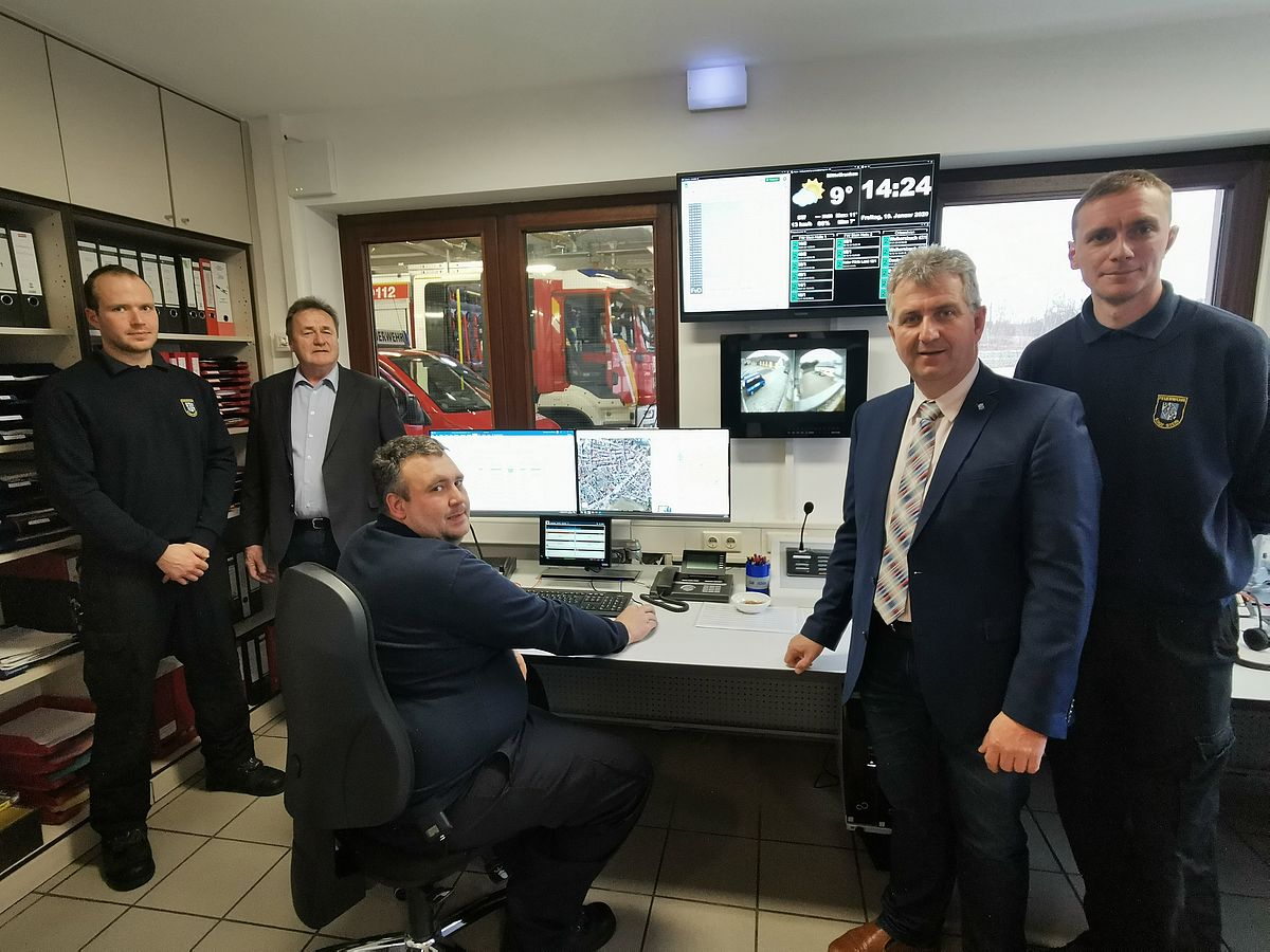 Erster Bürgermeister Kurt Krömer mit Einsatzkräften der Freiwilligen Feuerwehr und dem Brandschutzreferenten Robert Bauer Erster Bürgermeister Kurt Krömer mit Einsatzkräften der Freiwilligen Feuerwehr und dem Brandschutzreferenten Robert Bauer