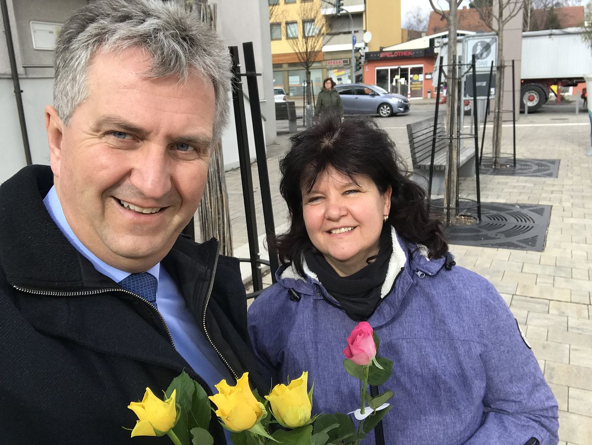 Erster Bürgermeister Kurt Krömer verteilt Rosen Erster Bürgermeister Kurt Krömer verteilt Rosen