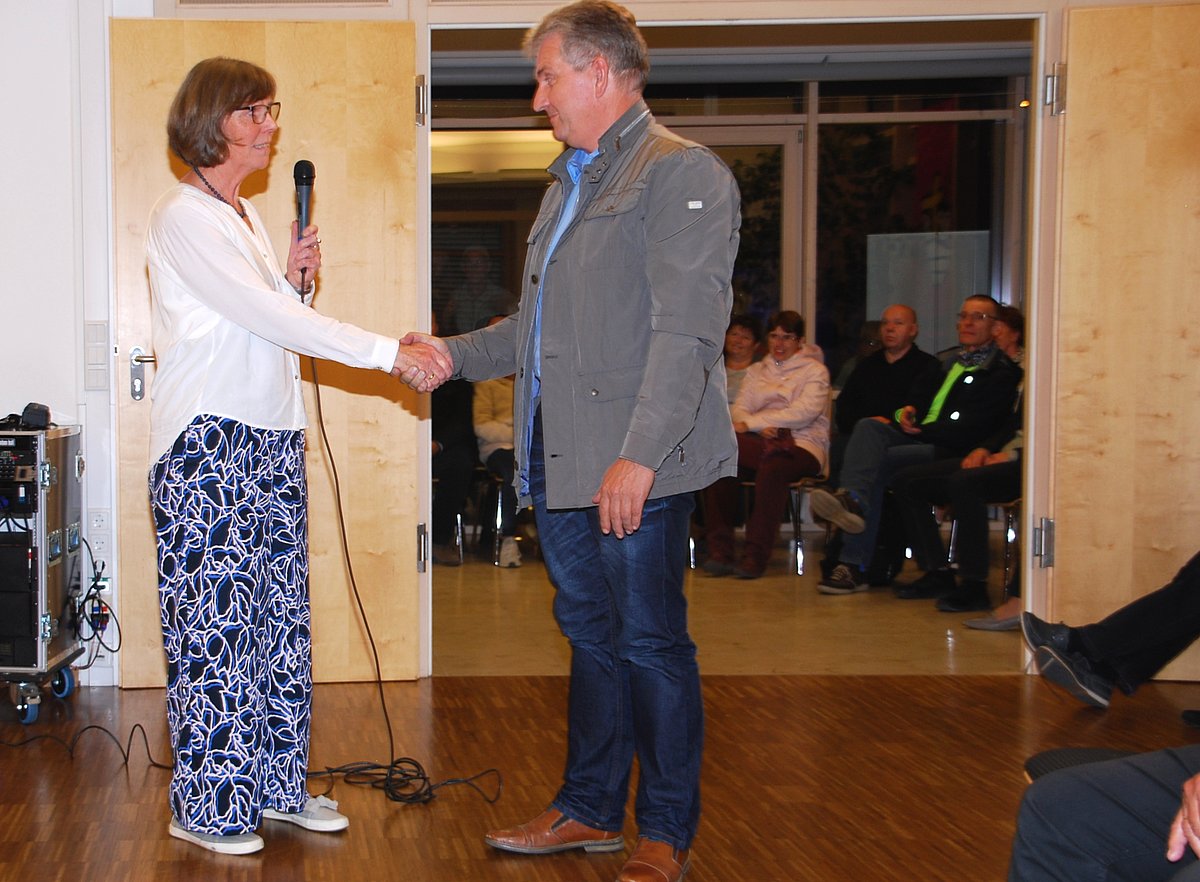 Die Wette zwischen der Fairtrade-Steuerungsgruppe mit Sprecherin Angelika Dittmann und dem Ersten Bürgermeister Kurt Krömer gilt