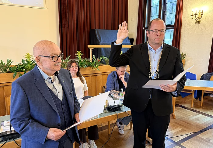 Der neue Erste Bürgermeister Bertram Höfer wird von Lothar Kirsch vereidigt.