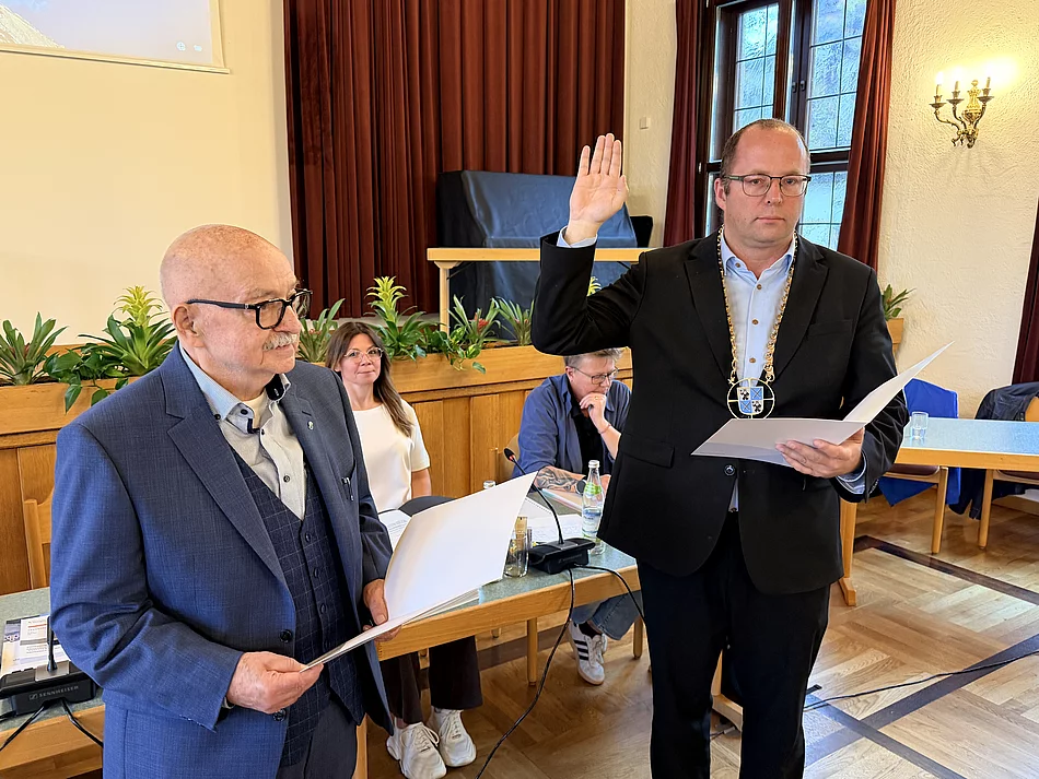 Der neue Erste Bürgermeister Bertram Höfer wird von Lothar Kirsch vereidigt.