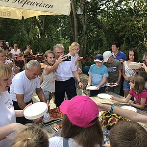 Traditionelles Pizza-Essen aller Gastkinder mit Erstem Bürgermeister Kurt Krömer im "Steiner Gärdla". 