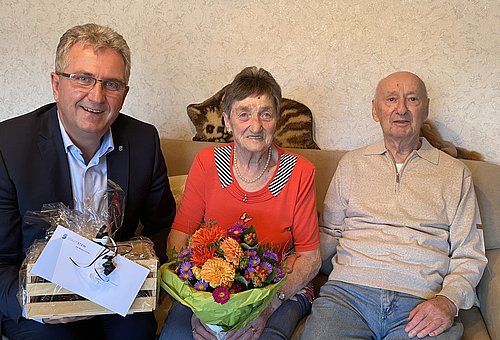 Erster Bürgermeister Kurt Krömer mit Ehepaar Neusinger
