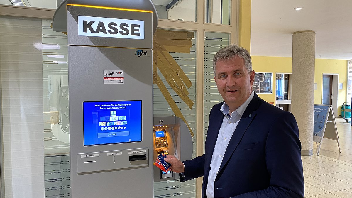 Erster Bürgermeister Kurt Krömer neben dem Steiner Kassenautomat
