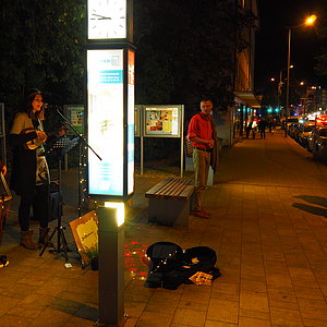 Straßenmusiker entlang der Hauptstraße