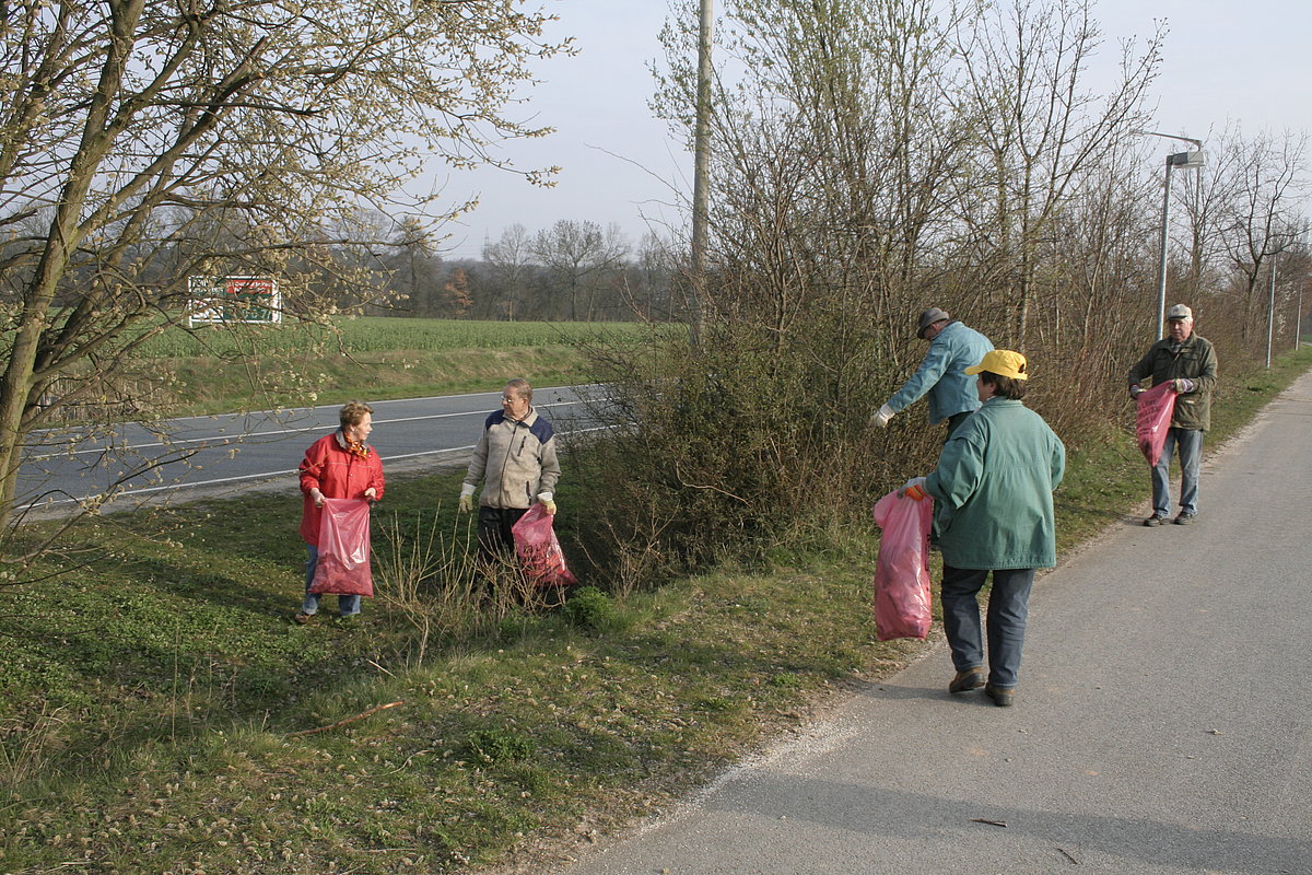 Menschen sammeln Müll ein